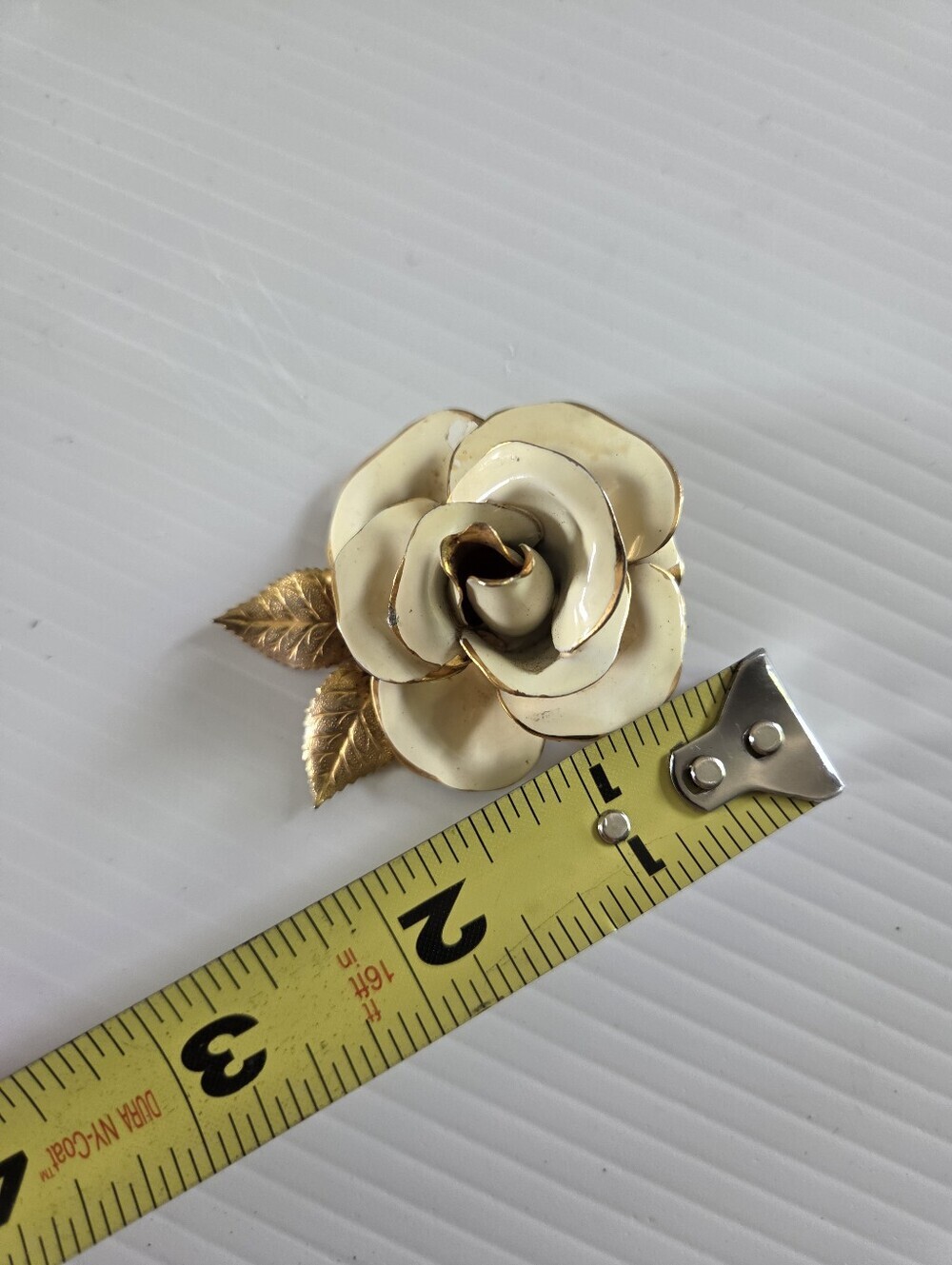 Vintage Creamy White Enamel Rose Brooch Gold Tone Leaves Floral Pin - Picture 4 of 4